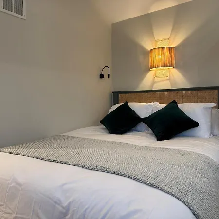 Apartment The Snug - Boutique In Clifton Village With Parking